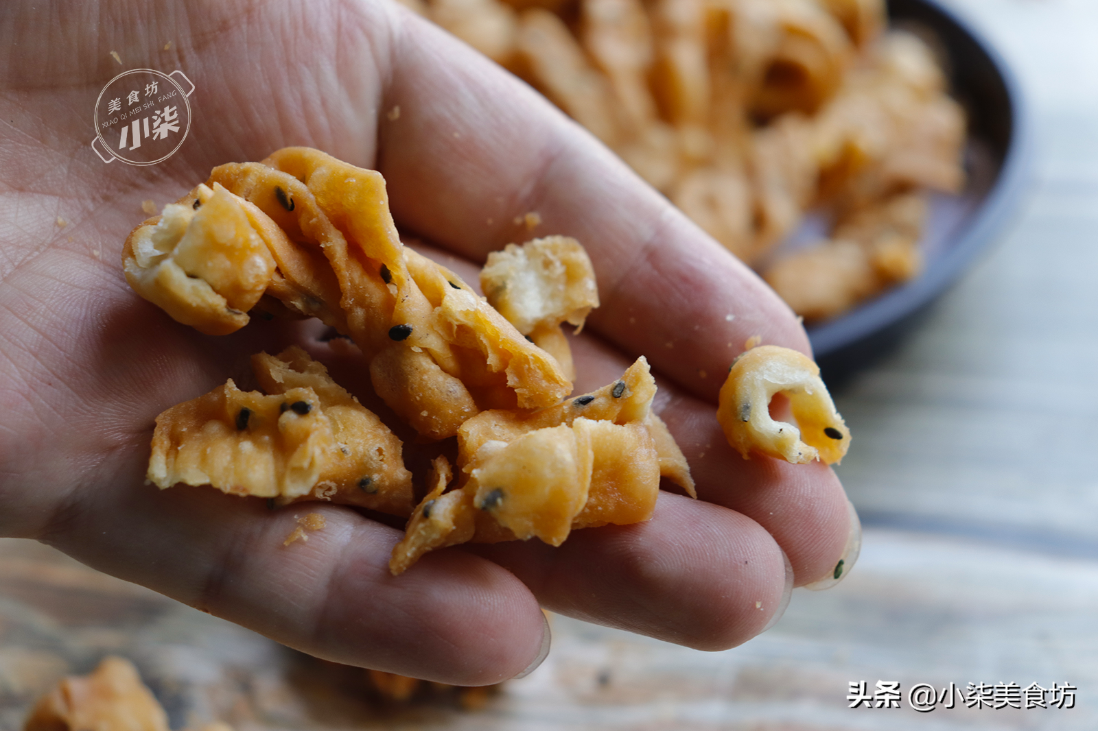 炸麻叶怎样才能更酥脆窍门（炸麻叶一个小技巧一捏酥得掉渣）